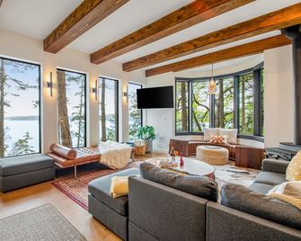 Stylish Waterfront Oasis with Hot Tub Fiber Optic Internet and Entertainer's Deck - Lopez Island - Living room