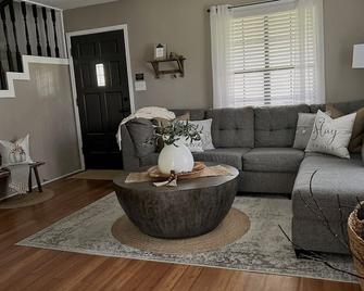 Coleto Bend Cottage - Home to lots of wildlife! - Victoria - Living room
