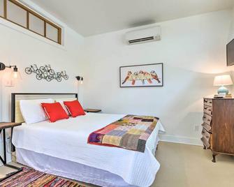 Walk to Beach from Chic Old Town Apartment with Yard - Bay Saint Louis - Bedroom