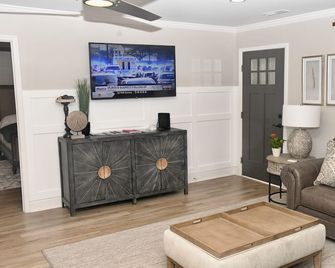 Madison, Huntsville Alabama 4 Bedroom Vacation Rental on a 1 Acre Lot - Madison - Sala de estar