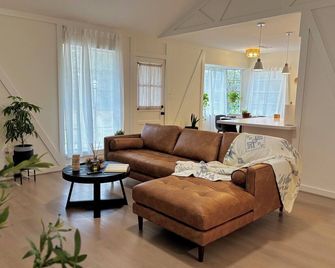 King Bed Suite in Conroe , Garage Available - Conroe - Living room