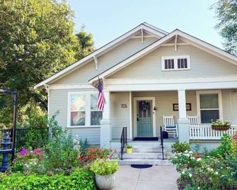 Historic, Downtown, Private Entrance, and Bath - Brenham - Gebäude