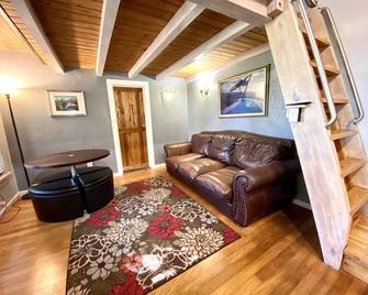 Quaint Rustic Cabin, Newly Remodeled! - Clewiston - Вітальня