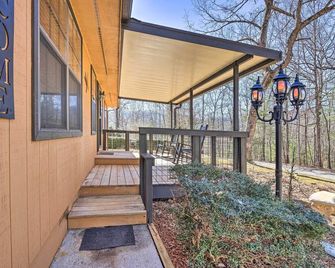 Charming Murphy Escape w/ Fire Pit & Hot Tub! - Murphy - Außenansicht