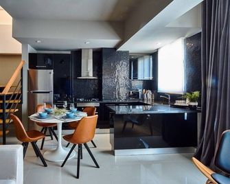 Yellowkey Designer Loft: City Views 1br Piantini - Santo Domingo - Kitchen