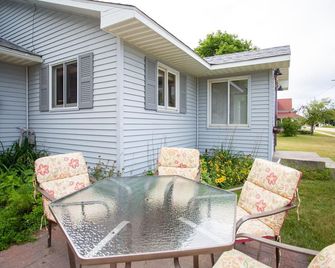 Carter's Cottage - 2BR/2BA cottage in Grand Marais walking distance to downtown - Grand Marais - Patio