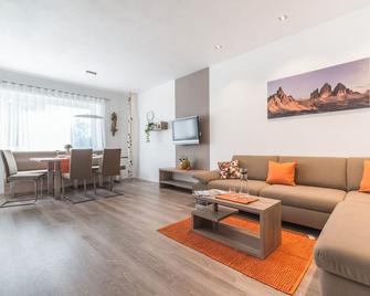 Apartment 'Ferienwohnung Eder Apt Neuhaus' with Mountain View, Private Terrace and Wi-Fi - Gais - Huiskamer