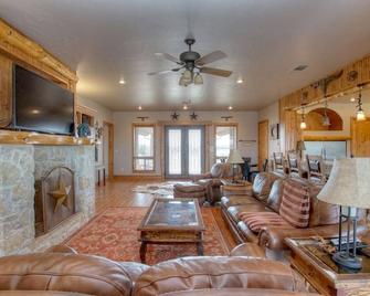 Beautiful Getaway With Pool/Hot Tub/Fishing Pond on Lake Ray Roberts - Sanger - Living room