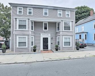 Drift Suite at The Hygge House - Newburyport - Building