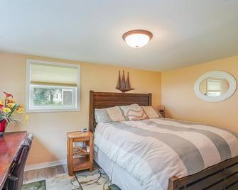 Cozy home directly across the street from Gun Lake - Shelbyville - Bedroom