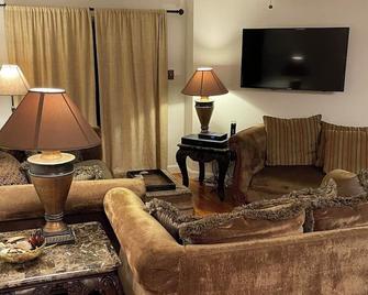 Jazz Fest-Nawlins Ready! Beautiful, Secure, Great Location! Great Amenities! - Metairie - Living room