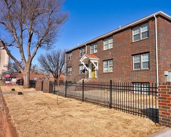 Historic 6 Unit Fully Furnished All Inclusive Apartment Building - Woodward - Bygning