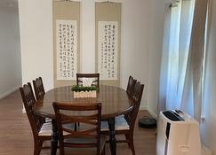 spacious clean vacation unit near Bangor and on your way to Acadia National Park - Orono - Dining room