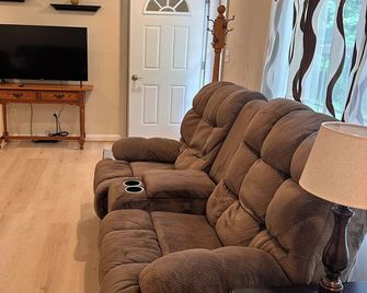 Fabulous 3-bedroom house on 2 acres in quiet Garrett County wooded neighborhood - Frostburg - Obývací pokoj