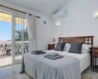Quaint 2 Bedroom Townhouse with Pool close to Sea! - Benalmádena - Chambre