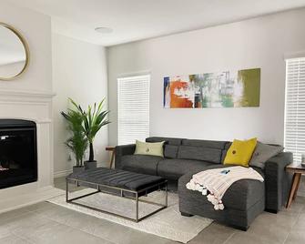 Perfect For Families House with Cozy Fireplace - Frisco - Sala de estar