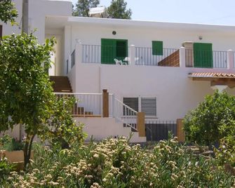 Pensión Las Tres Golondrinas - Santa Eularia des Riu - Будівля