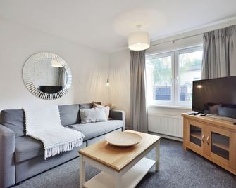 15 mins from City Large Home Allocated Parking - Leominster - Sala de estar