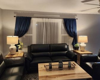 Newly Remodeled Bungalow near Starved Rock - Ottawa - Вітальня