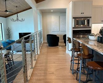 Newly Renovated 4B, 2.5 bath Lakefront home with South Grand Lake Views and dock - Vinita - Keuken