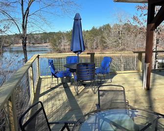 Hannah's Hideaway-3 Miles To Stores, Restaurants, Sleeps 16, No Steps To Water! - Arley - Balcony