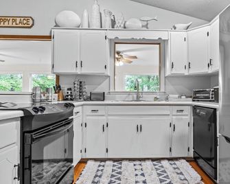 Lakefront with Dock and Hot Tub - Toccoa - Kitchen