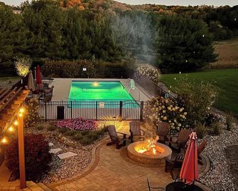 Liberty Hill Lodge, hot tub & pool - New Philadelphia - Piscina