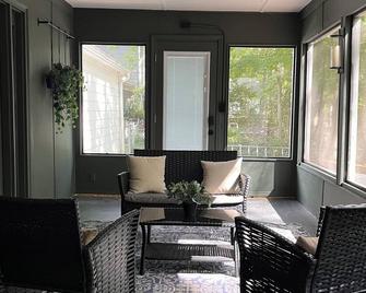 Cozy 4-bedroom house in beautiful Peachtree City with WiFi, AC. - Peachtree City - Living room