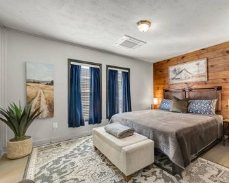 Harvest: King Bed+Bunk Beds, Walk to A&M Campus - Bryan - Bedroom