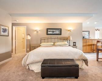 Sea Coast Inn Spa Suite- Beach Front Getaway - Port Moody - Bedroom
