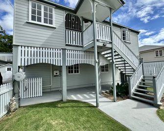 Bay Breeze Manor: Grand 5br Queenslander Haven - Wynnum - Edificio