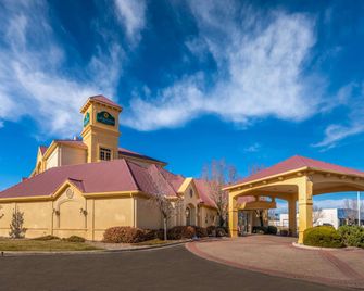 La Quinta Inn & Suites by Wyndham Pueblo - פואבלו - בניין