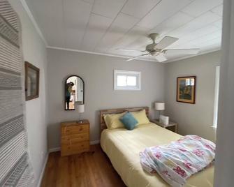 Cozy, Pet Friendly, Home In A Quiet Family Oriented, Beach Neighborhood - South Portland - Bedroom