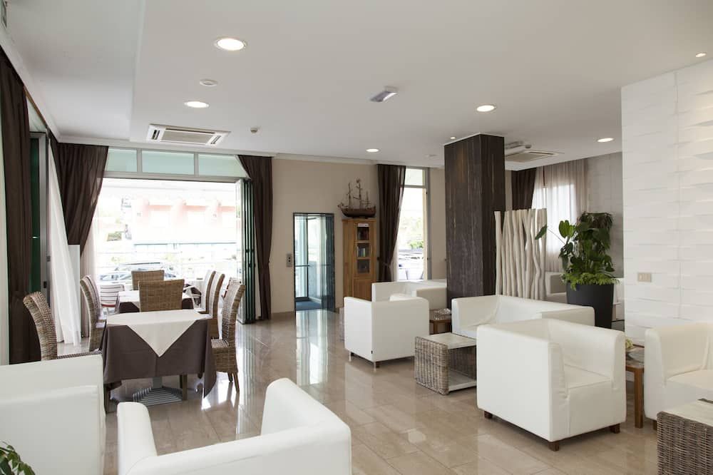 هوتل أوريزونتي - جيسولو - مطعم