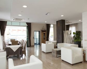 هوتل أوريزونتي - جيسولو - مطعم