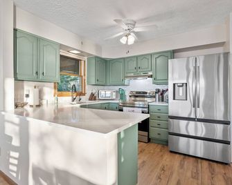 Lakefront Cottage with Stunning Sunset Views at Indian Lake! - Belle Center - Kitchen