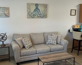 Adorable condo with pool near beach sleeps 6 - Gulfport - Living room