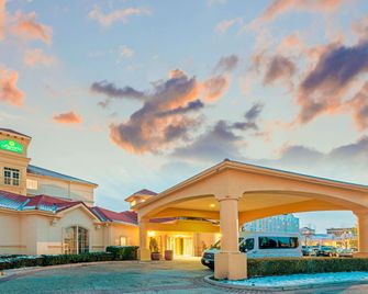 La Quinta Inn & Suites by Wyndham Salt Lake City Airport - Salt Lake City - Bygning
