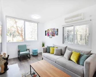 Quiet 1BR on Gordon Beach by HolyGuest - Tel Aviv - Living room