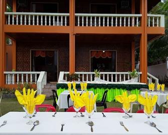 A perfect hideaway with modernity yet peace and tranquility surrounds - Loay - Ravintola