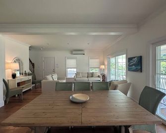 Beautiful Newly Constructed Home Walking Distance from Downtown Vineyard Haven - Vineyard Haven - Essbereich