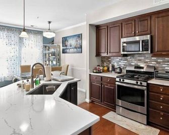 Utopia Rooms - Dale City - Kitchen