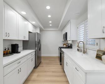 Live on Newport Back Bay - Newport Beach - Kitchen