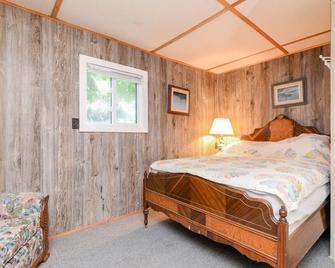 Cottage #1: pristine waterfront! Cabins at Bon Echo's Edge - Cloyne - Habitación