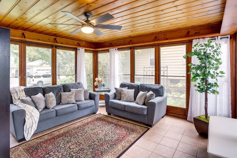 Whimsical & Cozy Home, 1mile to lake, Arcade machine, Family Friendly, Quiet - Mineápolis - Sala de estar
