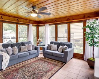 Whimsical & Cozy Home, 1mile to lake, Arcade machine, Family Friendly, Quiet - 明尼阿波利斯 - 客廳
