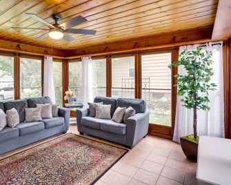 Whimsical & Cozy Home, 1mile to lake, Arcade machine, Family Friendly, Quiet - Mineápolis - Sala de estar