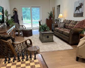 Betty's Cabin in the Woods - Ypsilanti - Living room