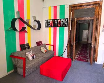 Colors Hostel - Tbilisi - Living room
