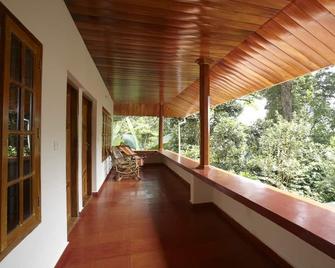 Stay with Local Family in a Plantation - Munnar - Balcony